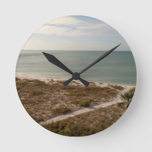Ruhige Golfküstenlinie mit blauem Himmelshorizont Runde Wanduhr