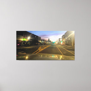 Ruhige Kleinstadtstraße bei Sonnenuntergang Leinwanddruck