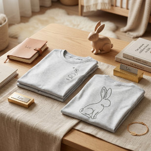 Ruhige Luxus-Linienkunst-Hase-Sagegrün-Kinder-Name Tri-Blend Shirt