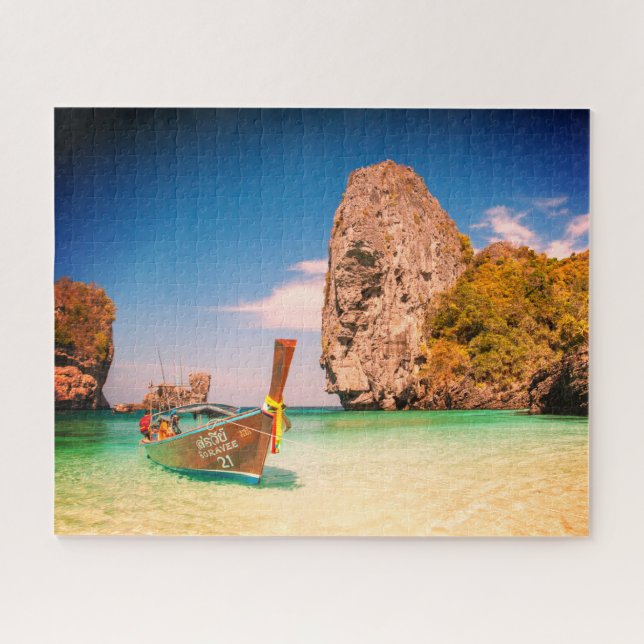 Ruhige Ozeanstrand mit Boot und Felsen oder Ihrem  (Horizontal)