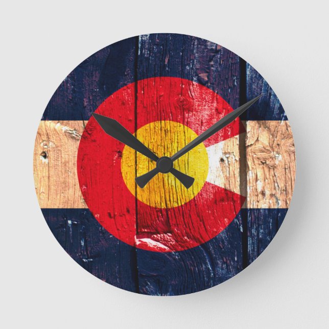 Ruhige, rustikale Holzflagge Colorado Runde Wanduhr (Vorderseite)