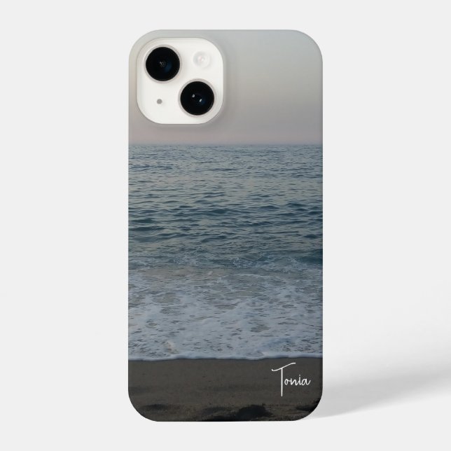 ruhige Strandvorderansicht mit typografisch person iPhone 14 Hülle (Rückseite)