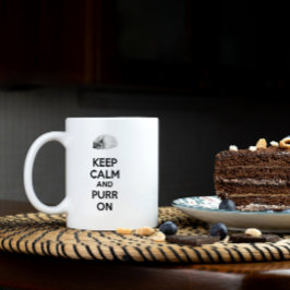 Ruhige und saubere Katze auf der Skizze behalten Kaffeetasse