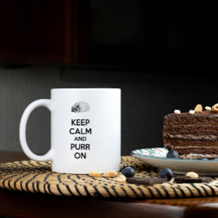 Ruhige und saubere Katze auf der Skizze behalten Kaffeetasse