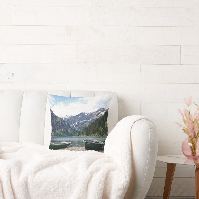 Ruhiger Alpensee und Boote Fotografie Kissen (Liege)