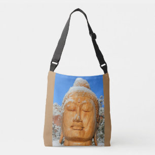ruhiger Buddha stellen Nahaufnahme gegenüber Tragetaschen Mit Langen Trägern