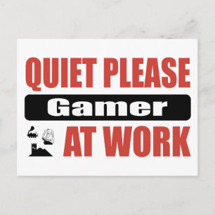 Ruhiger Gamer am Arbeitsplatz Postkarte