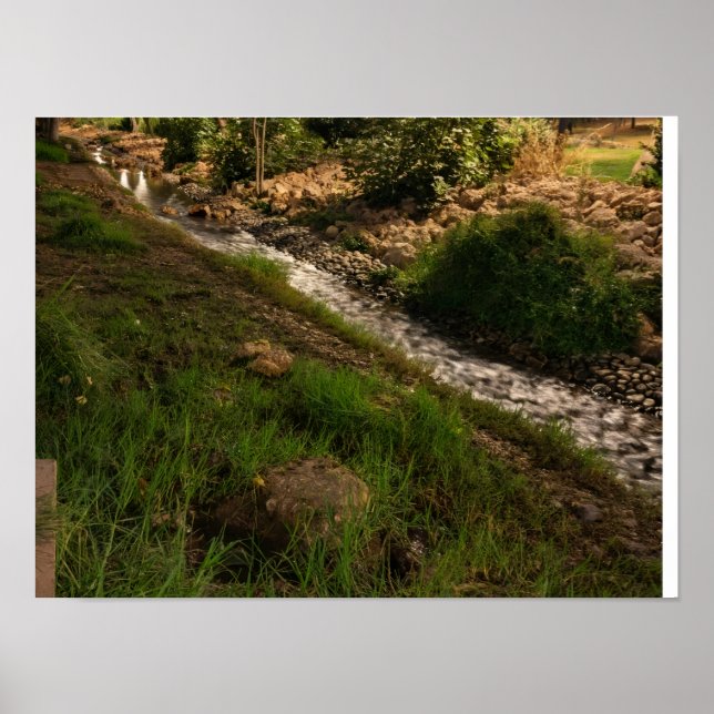 Ruhiger grüner Bach in der Landschaft - Rustikale  Poster (Vorne)