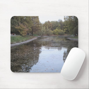 Ruhiger Herbstsee – Skandinavische Edition Mousepad