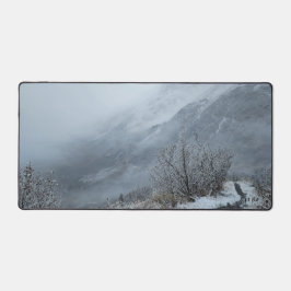 Ruhiger, schneebedeckter Weg am Desktop Schreibtischunterlage