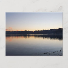Ruhiger See in der Dämmerung Postkarte