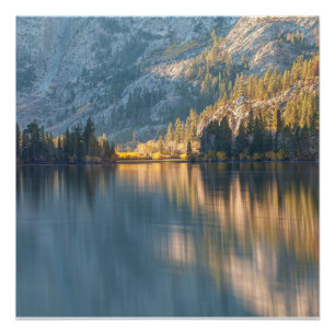Ruhiger See mit Licht und Schatten Poster