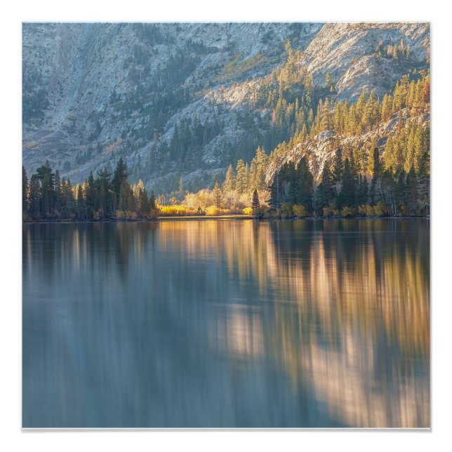 Ruhiger See mit Licht und Schatten Poster (Vorderseite)