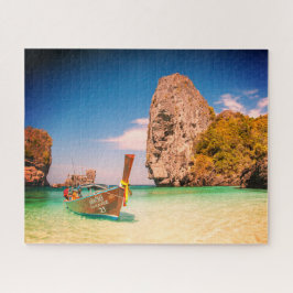 Ruhiger Strand mit Boat & Rocks oder Ihrem Foto
