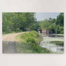 Ruhiger Weg neben dem Kanal