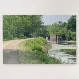 Ruhiger Weg neben dem Kanal