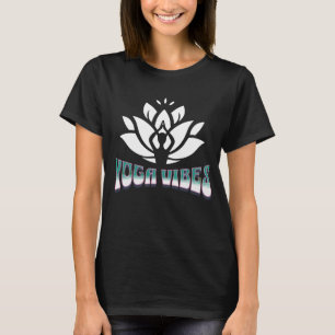Ruhiger Yoga-Fluss mit Matte und Blöcken T-Shirt
