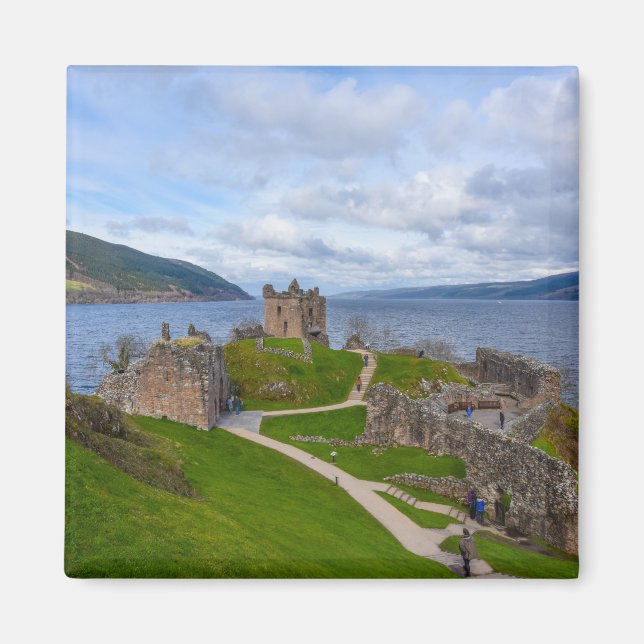 Ruinen des Urquhart Castle entlang von Loch Ness,  Magnet (Vorne)