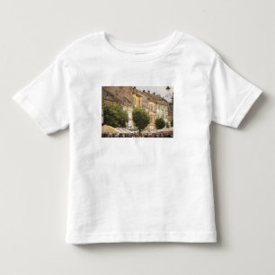 Rumänien, Sibiu. Neue Stadt. RF) Kleinkind T-shirt