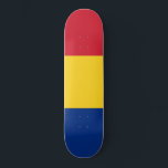 Rumänische Flagge (Rumänien) Skateboard<br><div class="desc">In diesem Design ist die Nationalflagge Rumäniens zu sehen, das an der Kreuzung von Mittel-, Ost- und Südosteuropa liegt. Es grenzt im Süden an Bulgarien, im Norden an die Ukraine, im Westen an Ungarn, im Südwesten an Serbien und im Osten an Moldau, einschließlich seiner Öffnung zum Schwarzen Meer. Die Hauptstadt...</div>
