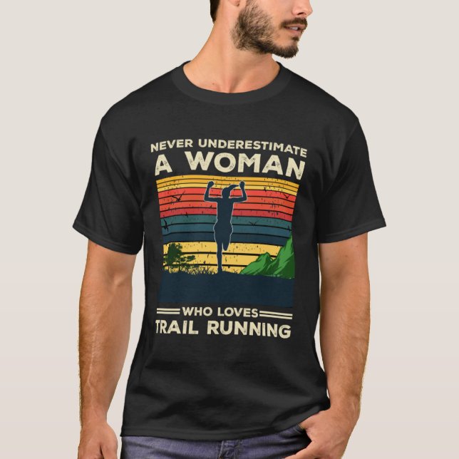 Run Runner Trail Running Never Underestimate A Wom T-Shirt (Vorderseite)