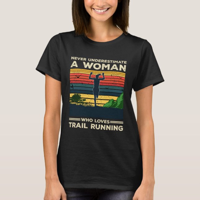 Run Runner Trail Running Never Underestimate A Wom T-Shirt (Vorderseite)
