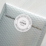 Rund um das Logo für das White Custom Business Runder Aufkleber<br><div class="desc">Ein berufliches, individuelles Markenzeichen Dankeschön-Aufkleber für Ihr Geschäft Features Ihr Logo-Design gerahmt durch eine Danksagung und Ihre Website (oder jede andere Formulierung, die Sie bevorzugen). Fügt eine persönliche Touch zur Bestellung von Artikeln hinzu. Unter Anpassen / Weitere Anpassen können Sie die Kurve des runden Textes und die Schwarz-Weiß-Farben anpassen. Bitte...</div>
