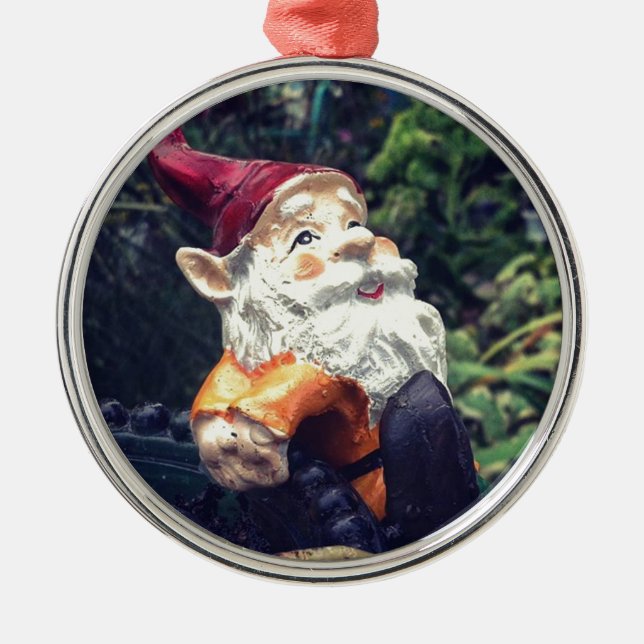 Rund um den Gnome im Garten. Ornament Aus Metall (Vorne)