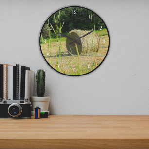 Rundballen im Sommer Heufeld der Bauern Szene Große Wanduhr