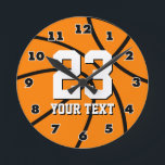 Runde Basketballuhr mit kundenspezifischer Zahl Runde Wanduhr<br><div class="desc">Runde Basketball-Wanduhr mit kundenspezifischer Zahl und Text. Cooles Sportgeschenk für Zuhause,  Büro oder Verein. Personalizable Entwurf.</div>