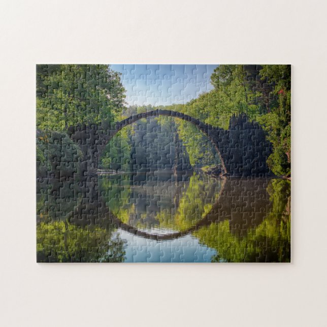 Runde Graue Felsbrücke über einen Fluss im Wald (Horizontal)
