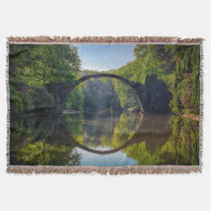 Runde Graue Felsbrücke über einen Fluss im Wald Decke