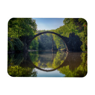 Runde Graue Felsbrücke über einen Fluss im Wald Magnet
