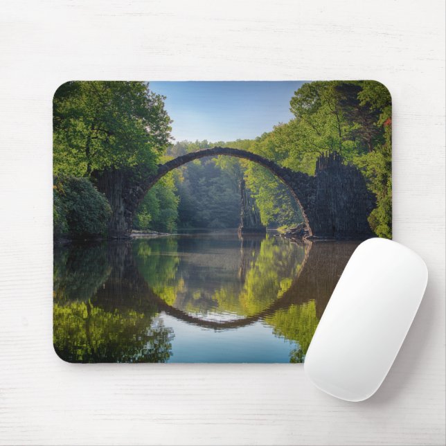 Runde Graue Felsbrücke über einen Fluss im Wald Mousepad (Mit Mouse)