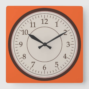 Runde Uhr der braunen Wand
