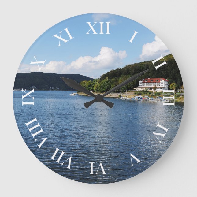 Runde Wanduhr römische Ziffern Edersee Nordhessen (Vorderseite)