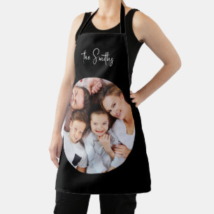 Rundes Familienfoto Schwarzes Skript Name Koch Schürze