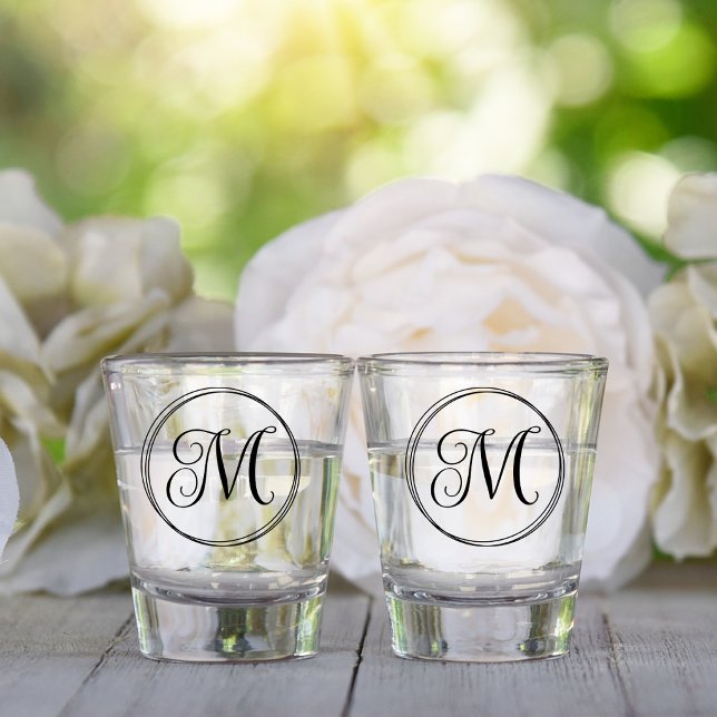 Rundes lockiges Schriftmonogramm Schnapsglas (Round Curly Script Monogram Shot Glass)