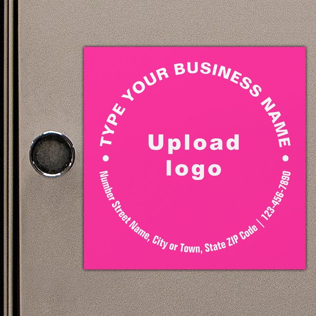 Rundschreiben auf rosa Magnetkarte (Build brand name awareness. Circular pattern texts of business brand on pink magnetic card.)