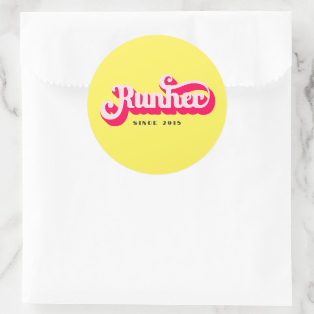 Runher Running Pink Bold Retro Schriftart Motivier Runder Aufkleber (Tasche)