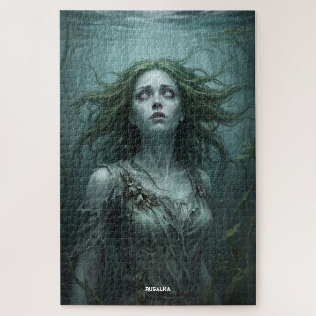 Rusalka schwebt in einem stehenden Teich (Vertikal)