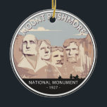 Rushmore National Monument Retro Circle Keramik Ornament<br><div class="desc">Mount Rushmore Vektorgrafik Design. Es ist eine massive Skulptur in den Berg Rushmore in der Black Hills Region von South Dakota geschnitzt.</div>