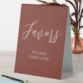 Russet Red and White Modern Script Gastgeschenke H Tischaufsteller