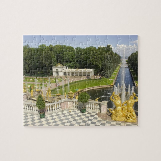Russland. Petrodvorets. Peterhof-Palast. Peter der (Horizontal)