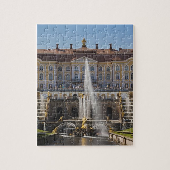 Russland, Sankt Petersburg, Peterhof, Großpalast (Vertikal)