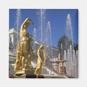 Russland, St. Petersburg, Goldene Statuen in der Magnet