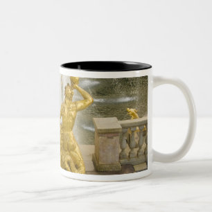 Russland, St. Petersburg. Samson-Brunnen bei Zweifarbige Tasse