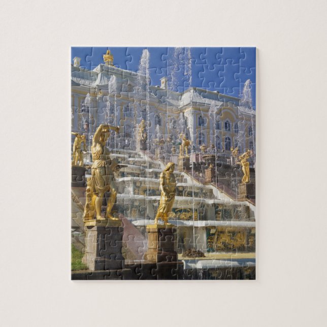 Russland, St. Petersburg, The Great Cascade, (Vertikal)