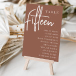 Rust Hand Scripted Table FIFTEEN   Guest Names Tischnummer<br><div class="desc">Einfache und schicke Tischnummer-Karten im Erdton Rost braun und Weiß machen eine elegante Aussage bei Ihrer Hochzeit oder Veranstaltung. Das Design enthält "Table [number]" in einem spannenden Mix aus klassischer Serif und handgeschriebenem Skriptsatz, darunter einzelne Gastnamen. Design wiederholt sich auf beiden Seiten. Einzelne nummerierte Karten werden separat verkauft; bestellen Sie...</div>