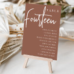 Rust Hand Scripted Table FOURTEEN   Guest Names Tischnummer<br><div class="desc">Einfache und schicke Tischnummer-Karten im Erdton Rost braun und Weiß machen eine elegante Aussage bei Ihrer Hochzeit oder Veranstaltung. Das Design enthält "Table [number]" in einem spannenden Mix aus klassischer Serif und handgeschriebenem Skriptsatz, darunter einzelne Gastnamen. Design wiederholt sich auf beiden Seiten. Einzelne nummerierte Karten werden separat verkauft; bestellen Sie...</div>